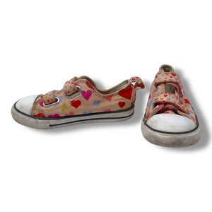 Low top Converse Shoes size US 9 (small kids)